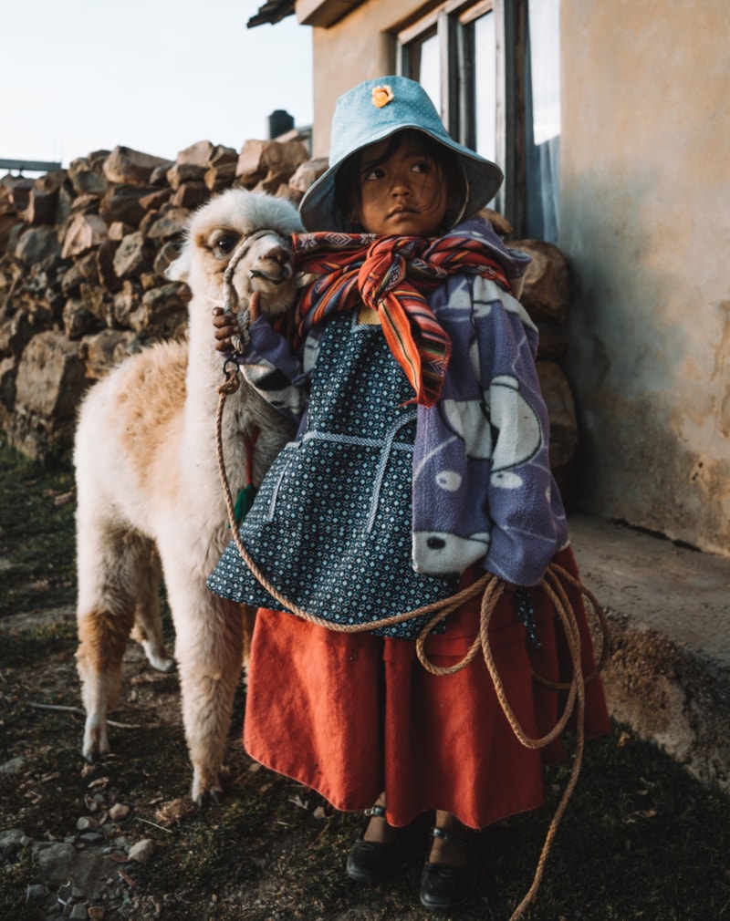 niña y llama