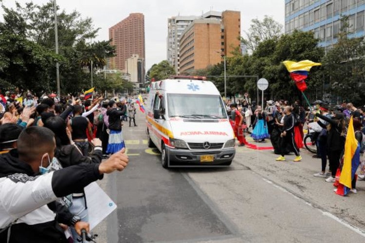 misión médica y protestas