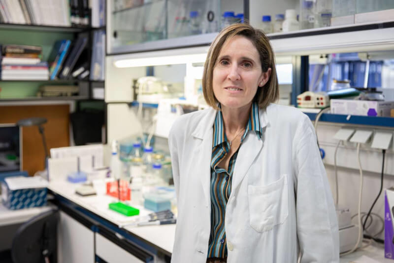 investigadora Isabel Sola en su laboratorio en el CNB