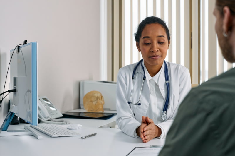 médico-general-consultorio-doctora