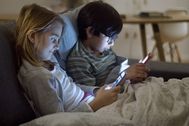 niños-sedentarismo-celulares