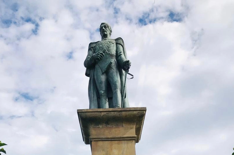 Francisco_de_Paula_Santander_estatua