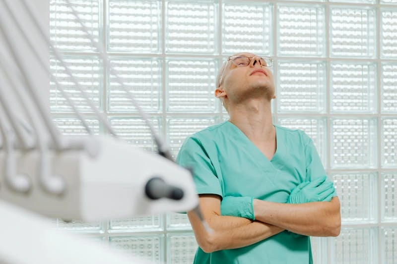 médico_cansado_agotamiento
