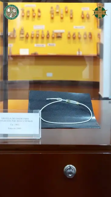 Válvula de Hakim expuesta en el museo de la Academia Nacional de Medicina.